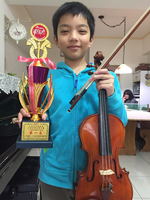 恭喜秉軒，巴哈小提琴大賽第二名，即使學琴的過程遇到了許多困難最後還是堅持了下來！！ @
			
				張偉軒小提琴
			
		