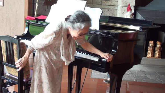 85歲老奶奶驚人的彈奏功力 @
			
				張偉軒小提琴
			
		